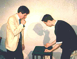 Pierre Brahma attentif devant le trvail de Florian